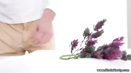 Une Russe très excitée nommée Rin White se fait baiser par son garçon