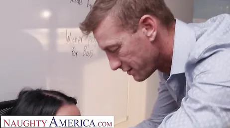 Payton Preslee e sua bunda impressionante em ação no escritório..
