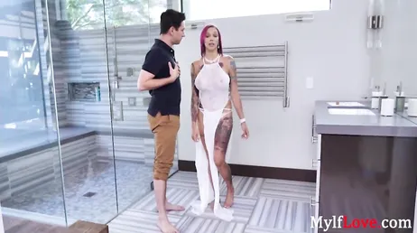 Milf Anna Bell Peaks sempre quer ser fodida com força..