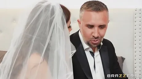 È nervosa per il matrimonio e vuole scopare con suo padre.