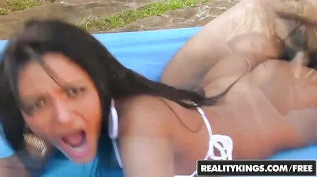 D'abord nager dans la piscine et ensuite baiser avec ce garçon..
