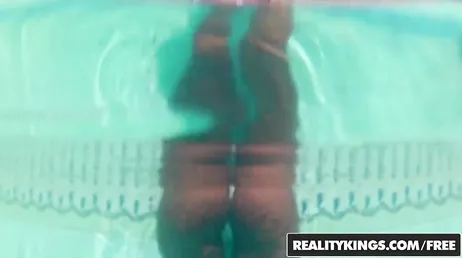 D'abord nager dans la piscine et ensuite baiser avec ce garçon..