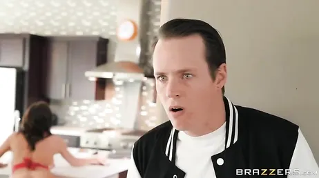 Hon är alltid väldigt glad när hennes son kommer för att träffa henne.