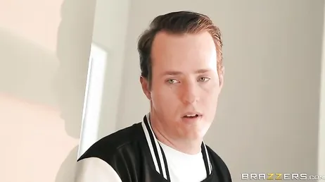 Hon är alltid väldigt glad när hennes son kommer för att träffa henne.