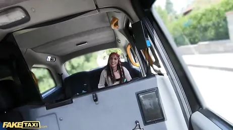 Die Spanierin Linda Del Sol lässt sich von diesem begabten Taxifahrer ficken.