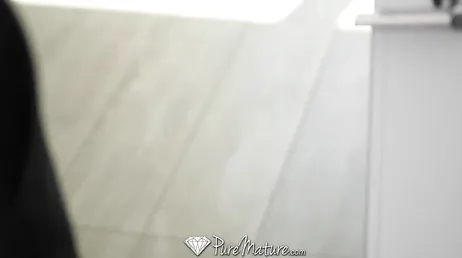 Kiera Rose, é assim que ela vende casas.. Comendo galos!