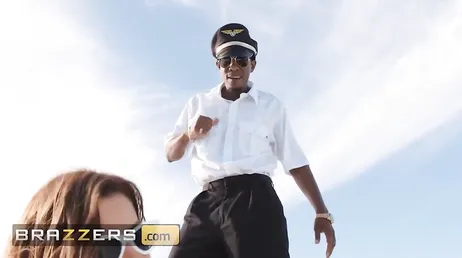 Alexis Fawx vraagt de crew om haar hard te neuken!