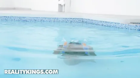 Escono dalla piscina arrapati e vogliosi di scopare forte..