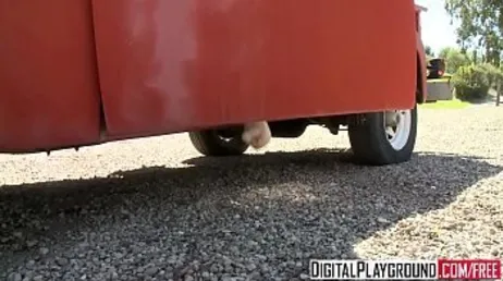 Ils commencent à baiser dans la caravane, là où ça les surprend, comme il fait chaud...