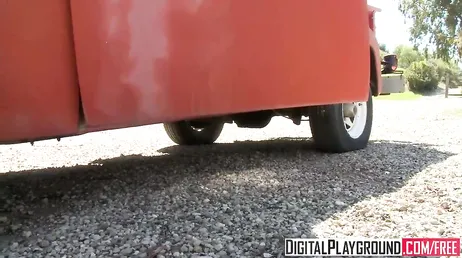 Ils commencent à baiser dans la caravane, là où ça les surprend, comme il fait chaud...