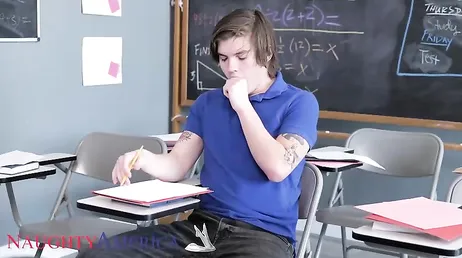 De jonge student kan de tieten van Reagan Foxx niet weerstaan