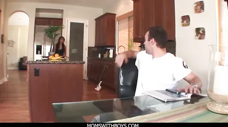 Oltre a pulire bene la casa, si lascia inculare.