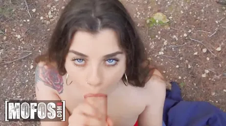 L'espagnol Chiki Bunny baise dans la rue avec Jordi ENP