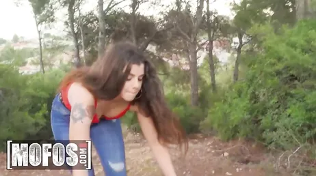 L'espagnol Chiki Bunny baise dans la rue avec Jordi ENP