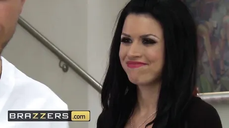 Eva Angelina, une autre qui ne résiste pas à la bite de la masseuse..