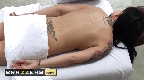 Eva Angelina, une autre qui ne résiste pas à la bite de la masseuse..