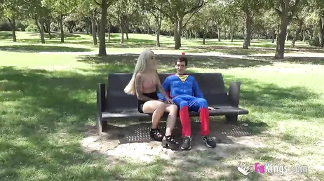 Ze gaat op zoek naar pikken in het park. Zo zijn Spaanse meisjes!