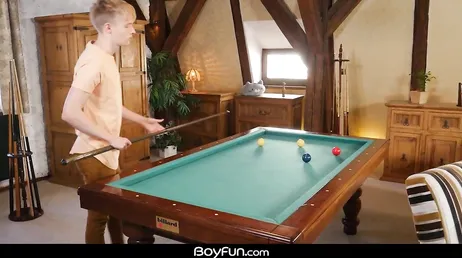 Het poolspel van de homo's eindigt in een goede neukpartij.