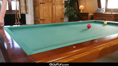 Het poolspel van de homo's eindigt in een goede neukpartij.