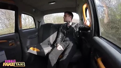 Sofia Lee, une conductrice de taxi qui suce la queue des passagers.