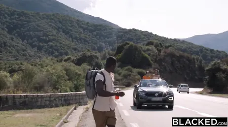 Deux amies brunes s'amusent avec la bite de ce black.