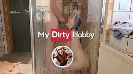 Hij gaat onder de douche staan om haar een goede pijpbeurt te geven en te neuken!
