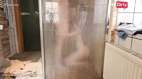 Hij gaat onder de douche staan om haar een goede pijpbeurt te geven en te neuken!