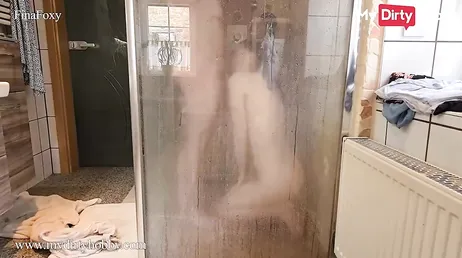 Hij gaat onder de douche staan om haar een goede pijpbeurt te geven en te neuken!