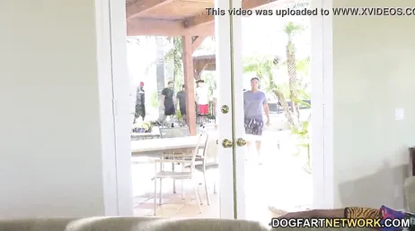 Jesse Pony accueille une équipe de football composée d'hommes noirs bien membrés.