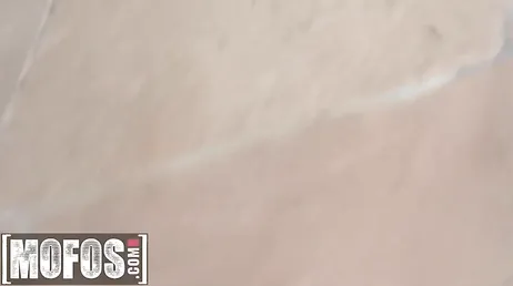 A vizinha me pega quando estou espionando ela, como ela é gostosa...