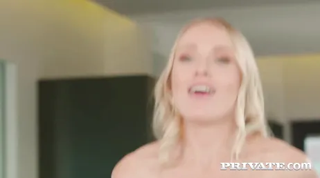 Quels beaux yeux la blonde Angelika Greys a et comment elle les avale, ouf !