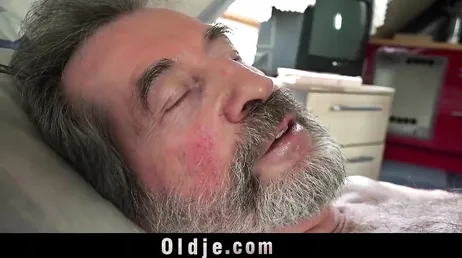 Die junge Krankenschwester fängt an, den Schwanz des alten Mannes zu essen, uff!