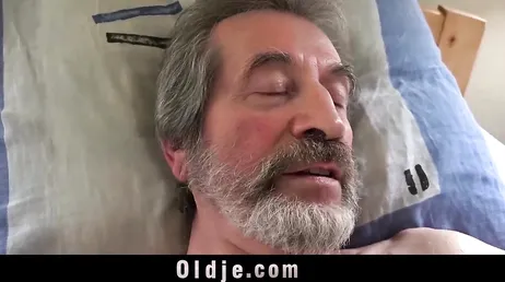 Die junge Krankenschwester fängt an, den Schwanz des alten Mannes zu essen, uff!