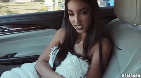 Ele começa a se despir no carro, ele quer muito pau...