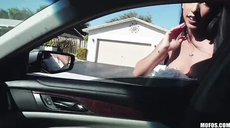 Ele começa a se despir no carro, ele quer muito pau...