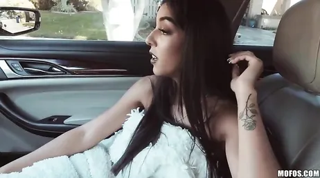 Ele começa a se despir no carro, ele quer muito pau...