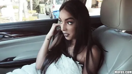 Ele começa a se despir no carro, ele quer muito pau...