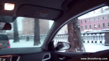 Son cousin avait l'air timide mais je ne vois pas comment il finit par la baiser