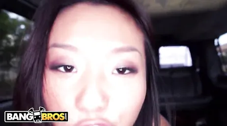 Alina Li zuigt pik en neukt in de beroemde BangBus..