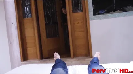 La milf filippina Lucky Starr cavalca i cazzi che sono un piacere..