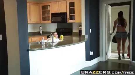 Que trio pornô é esse com essas duas boas mulheres maduras..