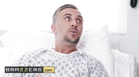 Der Arzt sieht, dass es dem Patienten besser geht und fickt ihn sofort.