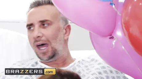 Der Arzt sieht, dass es dem Patienten besser geht und fickt ihn sofort.