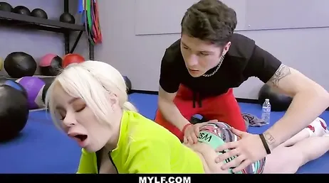 Vilken fantastisk röv Nikki Delano gör, han är en enorm macho, usch!