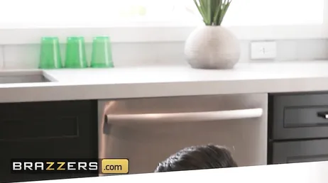 Deze vriend van mijn zoon zal mij vandaag neuken, het windt me op...