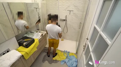 Caméra cachée séduisant le plombier qui finit par baiser..