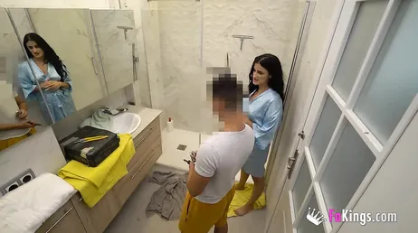 Caméra cachée séduisant le plombier qui finit par baiser..