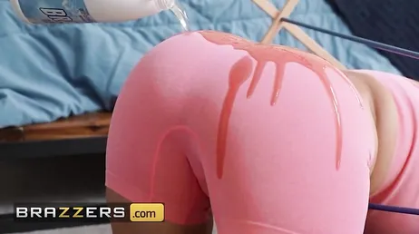 Ma belle-mère commence à rebondir sur moi, comme elle est excitée...