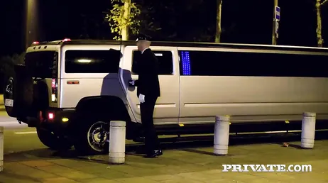 Le chauffeur de la limousine fait une orgie avec toutes les filles...