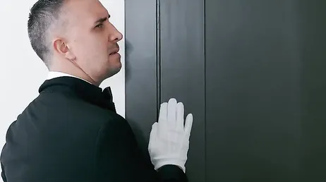 Madison Ivy est seule à la maison et veut baiser le majordome.